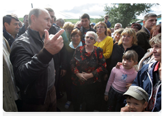 Prime Minister Vladimir Putin talking to residents of the Aksyonovo-Zilovskoye village|30 august, 2010|12:52