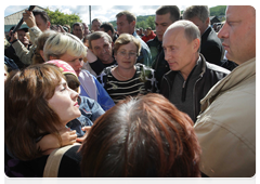 Prime Minister Vladimir Putin talking to residents of the Aksyonovo-Zilovskoye village|30 august, 2010|12:52