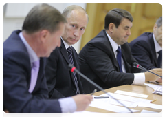 Prime Minister Vladimir Putin chairing a meeting in Chita to discuss road construction|30 august, 2010|19:33