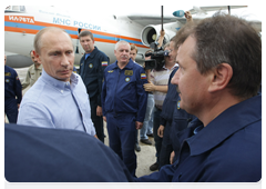 Prime Minister Vladimir Putin meeting with crews of Russian and Ukrainian firefighting air units|4 august, 2010|13:50