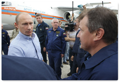 Prime Minister Vladimir Putin meets with crews of Russian and Ukrainian firefighting air units