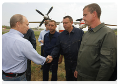 Prime Minister Vladimir Putin meeting with crews of Russian and Ukrainian firefighting air units|4 august, 2010|13:52