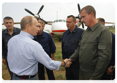 Prime Minister Vladimir Putin meeting with crews of Russian and Ukrainian firefighting air units|4 august, 2010|13:50