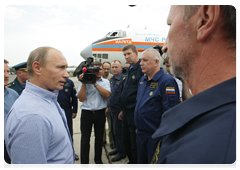 Prime Minister Vladimir Putin meeting with crews of Russian and Ukrainian firefighting air units|4 august, 2010|14:41