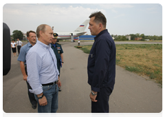 Prime Minister Vladimir Putin meeting with crews of Russian and Ukrainian firefighting air units|4 august, 2010|14:41