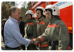 Prime Minister Vladimir Putin meeting with firefighters who were the first to arrive to battle blazes at city hospital No. 8|4 august, 2010|14:57