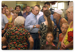 В.В.Путин посетил пункт временного размещения пострадавших от лесных пожаров в Воронежской области