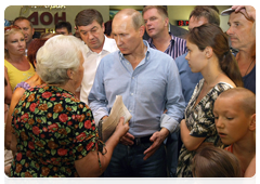 Председатель Правительства Российской Федерации В.В.Путин посетил пункт временного размещения пострадавших от лесных пожаров|4 августа, 2010|15:31