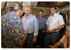 Председатель Правительства Российской Федерации В.В.Путин посетил пункт временного размещения пострадавших от лесных пожаров|4 августа, 2010|15:31