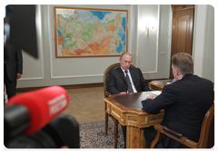 Prime Minister Vladimir Putin and First Deputy Prime Minister Igor Shuvalov discussing progress made on the programme for economic cooperation with South Ossetia and Abkhazia|6 august, 2010|11:41