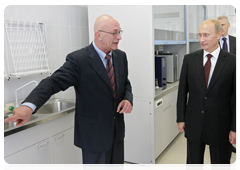 Prime Minister Vladimir Putin visiting new Oil and Gas Institute building at Siberian Federal University in Krasnoyarsk|1 september, 2010|09:51