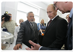 Prime Minister Vladimir Putin visiting new Oil and Gas Institute building at Siberian Federal University in Krasnoyarsk|1 september, 2010|09:51