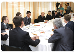 Prime Minister Vladimir Putin meeting with undergraduate and post-graduate students at the Siberian Federal University|1 september, 2010|11:26