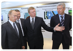 Prime Minister Vladimir Putin looking at RusNano products|10 september, 2010|17:24