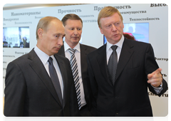 Prime Minister Vladimir Putin looking at RusNano products|10 september, 2010|17:24