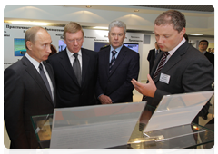 Prime Minister Vladimir Putin looking at RusNano products|10 september, 2010|17:24