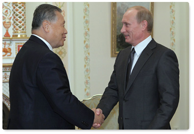 Prime Minister Vladimir Putin meets with  former Japanese Prime Minister Yoshiro Mori