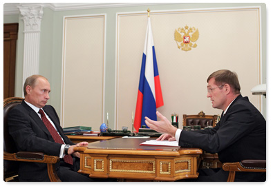 Prime Minister Vladimir Putin meets with Sergei Vasilyev, the director of the Federal Service of State Registration, Cadastre and Cartography and the main state registrar of the Russian Federation