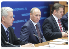 Prime Minister Vladimir Putin, Deputy Prime Minister and Chief of the Government Staff Sergei Sobyanin, left, and Minister of Energy Sergei Shmatko, right|13 september, 2010|19:48