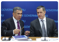 President of the Republic of Tatarstan Rustam Minnikhanov, left, and Minister of Natural Resources and Environment Yury Trutnev at the meeting on the future of the petrochemical industry|13 september, 2010|19:48