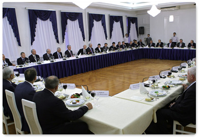 Prime Minister Vladimir Putin continues his conversation with governors of the Volga Federal District and members of the United Russia at a working lunch