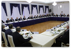 Prime Minister Vladimir Putin continues his conversation with governors of the Volga Federal District and members of the United Russia at a working lunch