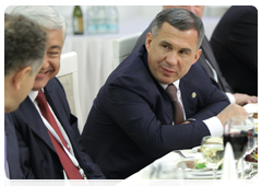 President of the Republic of Tatarstan Rustam Minnikhanov at a working lunch during the Volga Federal District’s regions meeting. Attendees are also members of the United Russia party|14 september, 2010|22:11