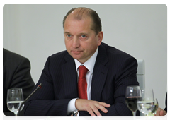 The Governor of the Samara Region, Vladimir Artyakov, at a working lunch during the Volga Federal District’s regions meeting. Attendees are also members of the United Russia party|14 september, 2010|22:12