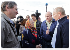 Prime Minister Vladimir Putin in the village of Verkhnyaya Vereya, which was damaged by wildfires in July 2010, during his working visit to the Nizhny Novgorod Region|15 september, 2010|18:58