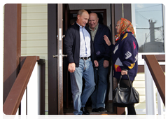 Prime Minister Vladimir Putin in the village of Verkhnyaya Vereya, which was damaged by wildfires in July 2010, during his working visit to the Nizhny Novgorod Region|15 september, 2010|18:58