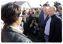 Prime Minister Vladimir Putin talks to villagers in Verknyaya Vereya|15 september, 2010|18:58