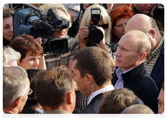 Prime Minister Vladimir Putin talks to villagers in Verknyaya Vereya|15 september, 2010|18:58