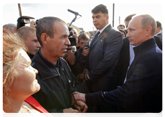 Prime Minister Vladimir Putin in the village of Verkhnyaya Vereya, which was damaged by wildfires in July 2010, during his working visit to the Nizhny Novgorod Region|15 september, 2010|18:58
