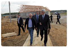 Prime Minister Vladimir Putin sees housing construction in the Ivatino village of the Vladimir Region|15 september, 2010|20:26