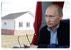 Prime Minister Vladimir Putin in the village of Verkhnyaya Vereya, which was damaged by wildfires in July 2010, during his working visit to the Nizhny Novgorod Region|15 september, 2010|21:17