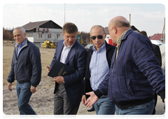 Prime Minister Vladimir Putin in the village of Verkhnyaya Vereya, which was damaged by wildfires in July 2010, during his working visit to the Nizhny Novgorod Region|15 september, 2010|21:41