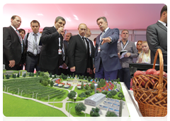 Prime Minister Vladimir Putin visiting the pavilions of the IX International Investment Forum in Sochi|17 september, 2010|16:35