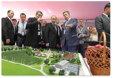 Prime Minister Vladimir Putin visits the pavilions of the IX International Investment Forum in Sochi during his working trip to the Krasnodar Territory