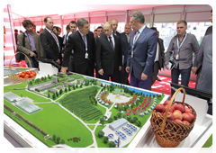 Prime Minister Vladimir Putin visiting the pavilions of the IX International Investment Forum in Sochi|17 september, 2010|16:35