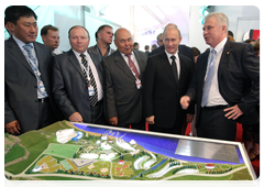 Prime Minister Vladimir Putin visiting the pavilions of the IX International Investment Forum in Sochi|17 september, 2010|16:35