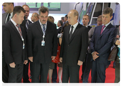 Prime Minister Vladimir Putin visiting the pavilions of the IX International Investment Forum in Sochi|17 september, 2010|16:35