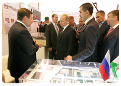 Prime Minister Vladimir Putin visiting the pavilions of the IX International Investment Forum in Sochi|17 september, 2010|16:46
