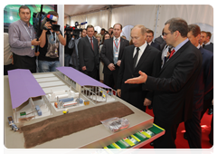 Prime Minister Vladimir Putin visiting the pavilions of the IX International Investment Forum in Sochi|17 september, 2010|16:46