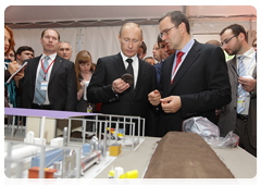 Prime Minister Vladimir Putin visiting the pavilions of the IX International Investment Forum in Sochi|17 september, 2010|16:46