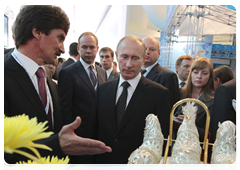 Prime Minister Vladimir Putin visiting the pavilions of the IX International Investment Forum in Sochi|17 september, 2010|16:46