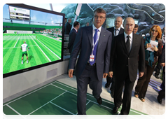 Prime Minister Vladimir Putin visiting the pavilions of the IX International Investment Forum in Sochi|17 september, 2010|16:46