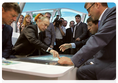 Prime Minister Vladimir Putin visiting the pavilions of the IX International Investment Forum in Sochi|17 september, 2010|16:46