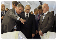 Prime Minister Vladimir Putin visiting the pavilions of the IX International Investment Forum in Sochi|17 september, 2010|16:56