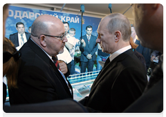 Prime Minister Vladimir Putin visiting the pavilions of the IX International Investment Forum in Sochi|17 september, 2010|16:56