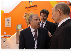 Prime Minister Vladimir Putin visiting the pavilions of the IX International Investment Forum in Sochi|17 september, 2010|16:56